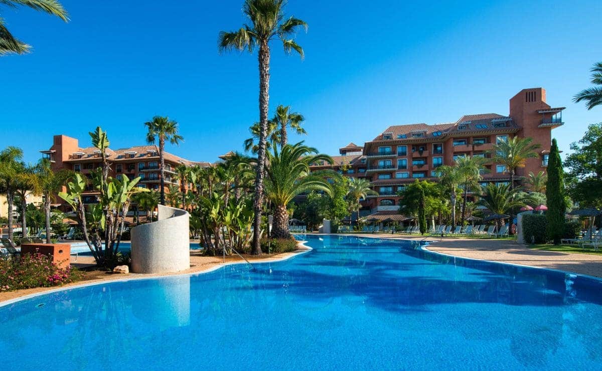 Piscinas del Puerto Antilla Grand Hotel, el hotel que ofrece Viajes El Corte Inglés