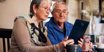 Personas mayores buscan el mejor destino del viaje del IMSERSO con Viajes El Corte Inglés