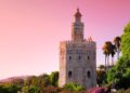 Torre del Oro situada en Sevilla, uno de los monumentos que se podrá visitar con Viajes El Corte Inglés