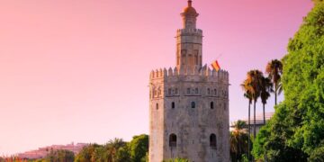 Torre del Oro situada en Sevilla, uno de los monumentos que se podrá visitar con Viajes El Corte Inglés
