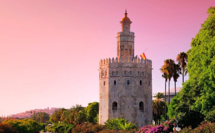 Torre del Oro situada en Sevilla, uno de los monumentos que se podrá visitar con Viajes El Corte Inglés