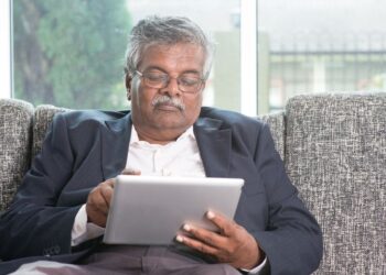 Persona mayor analiza su situación en el Programa de Turismo Social del IMSERSO