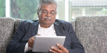 Persona mayor analiza su situación en el Programa de Turismo Social del IMSERSO