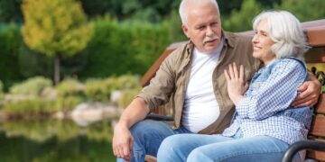 Pareja de personas mayores disfrutan de un viaje del IMSERSO