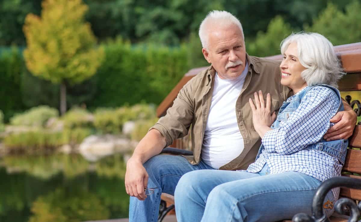 Pareja de personas mayores disfrutan de un viaje del IMSERSO