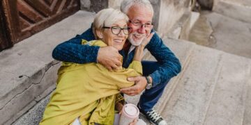 Pareja de personas mayores disfruta de los viajes del IMSERSO