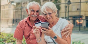 Personas mayores disfrutan de un viaje ofertado por Viajes El Corte Inglés