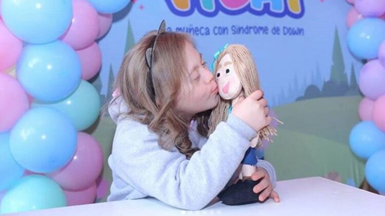 Victoria junto a Vichi, muñeca con síndrome de Down
