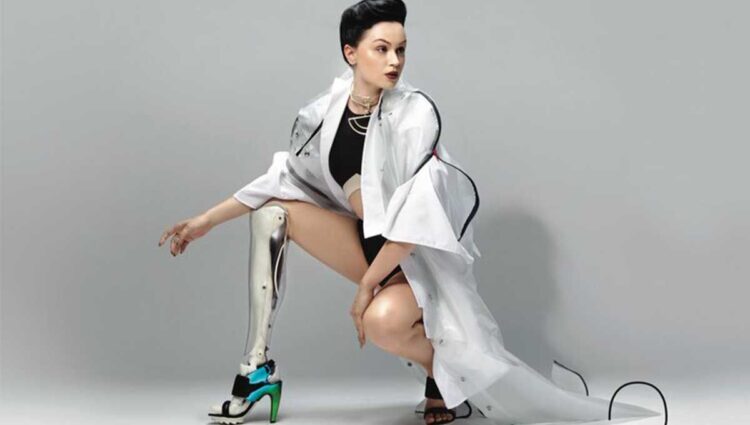 Viktoria Modesta posando con una de sus prótesis.