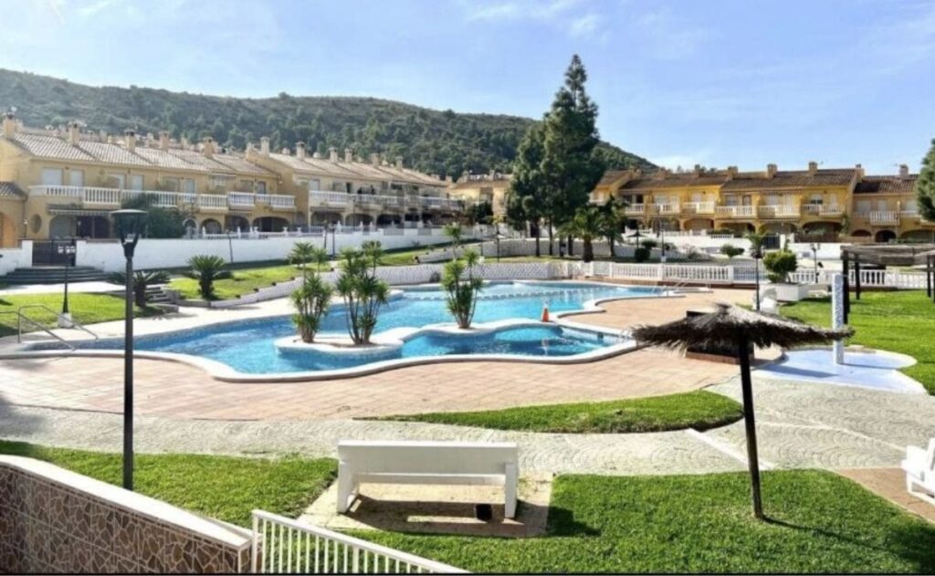 Vivienda con piscina que ofrece el Idealista en El Campello (Alicante)