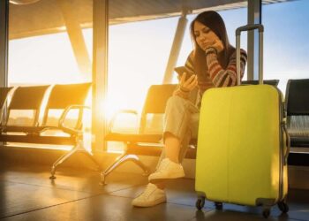 La OCU informa como debe de actuar los pasajeros a los que le cancelen un vuelo