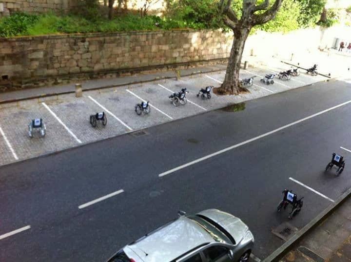 sillas de ruedas aparcadas en plazas de aparcamientos generales.