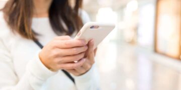 whatsapp facebook tecnología smartphone aplicación redes sociales mensajería online fotos memoria almacenamiento revés texto