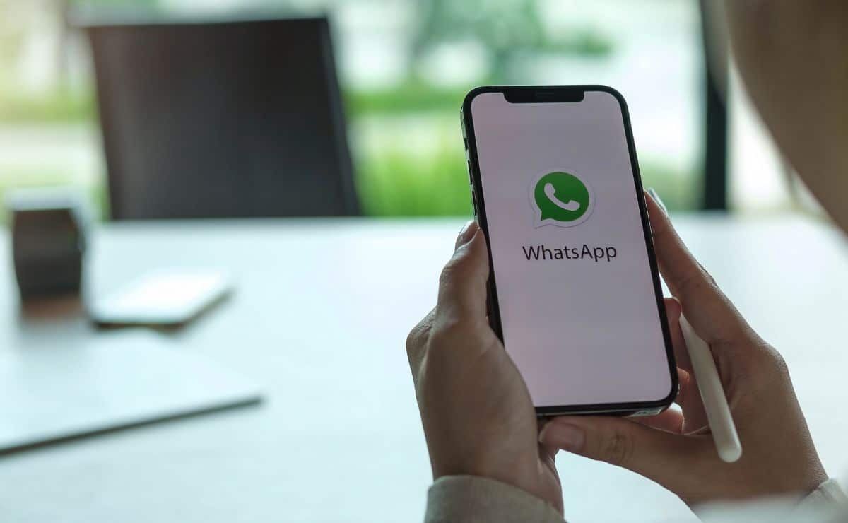 whatsapp facebook tecnología smartphone aplicación redes sociales mensajería online fotos memoria almacenamiento revés texto sociedad