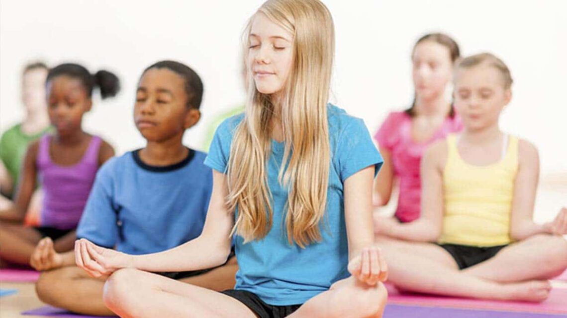 Niños haciendo yoga