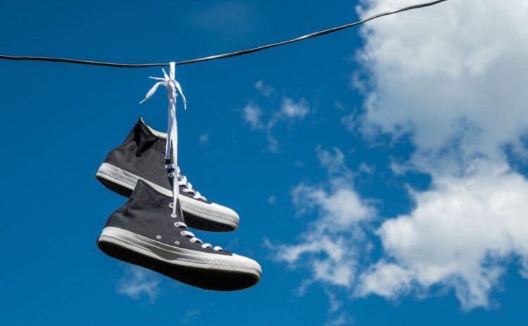 Los 5 significados de las zapatillas colgadas en los cables de luz