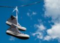 El secreto que se esconde tras el misterio de las zapatillas colgadas de los cables: no es lo que todos pensamos