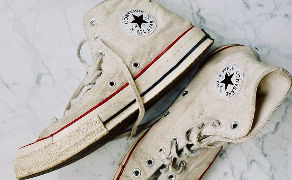 Limpieza de las zapatillas Converse blancas con bicarbonato