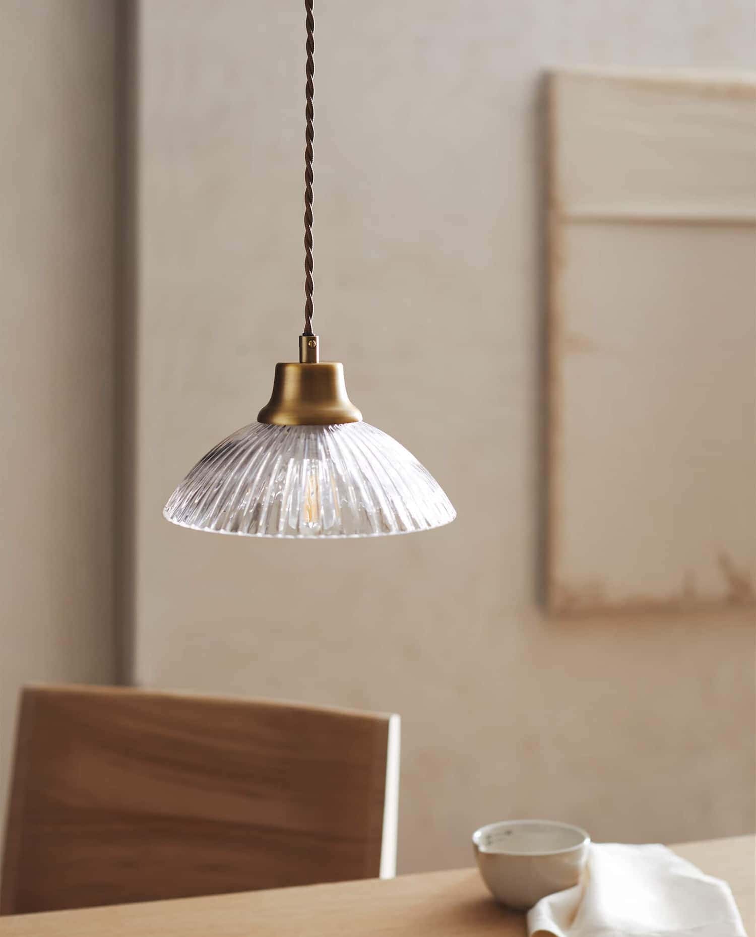 Elegante y rebajada, así es la lámpara más TOP de Zara Home para colocar en tu salón