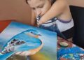 Zuly Sanguino pintando uno de sus cuadros