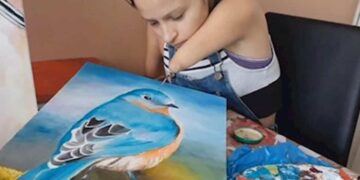 Zuly Sanguino pintando uno de sus cuadros