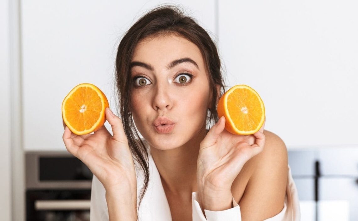 Mujer con un zumo de naranja