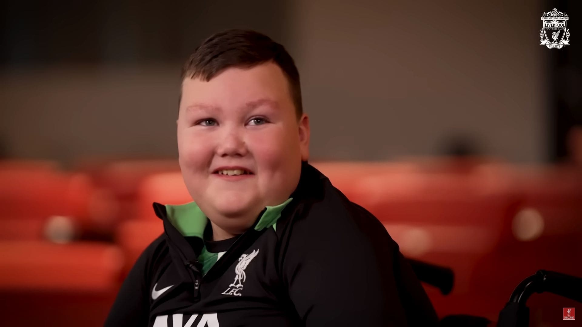 Dárie, un niño con discapacidad, cumple su sueño y conoce a los jugadores del Liverpool