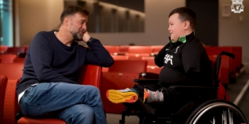 Dárie, un niño con discapacidad, cumple su sueño y conoce a los jugadores del Liverpool