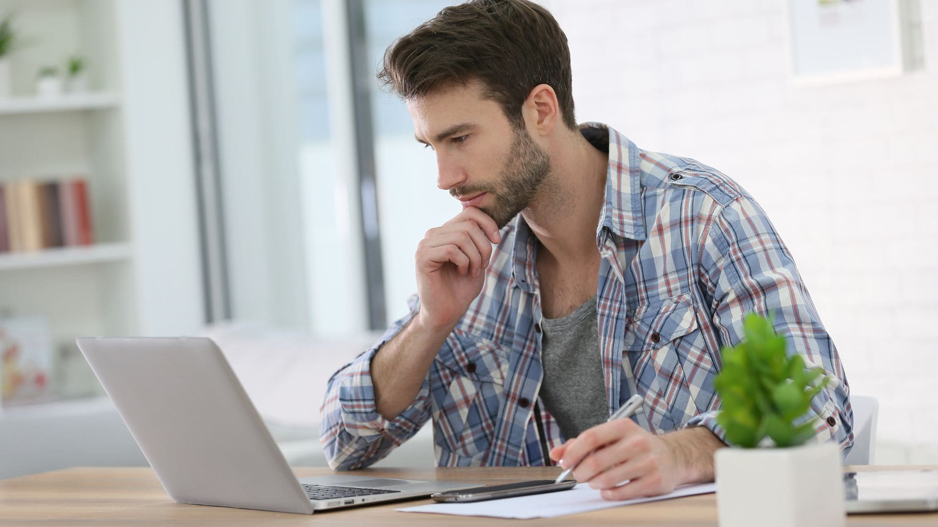 Persona haciendo testamento