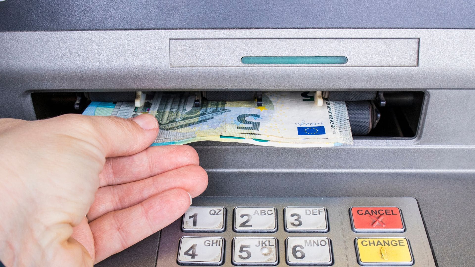 Sacar dinero de los cajeros automáticos está controlado por los bancos