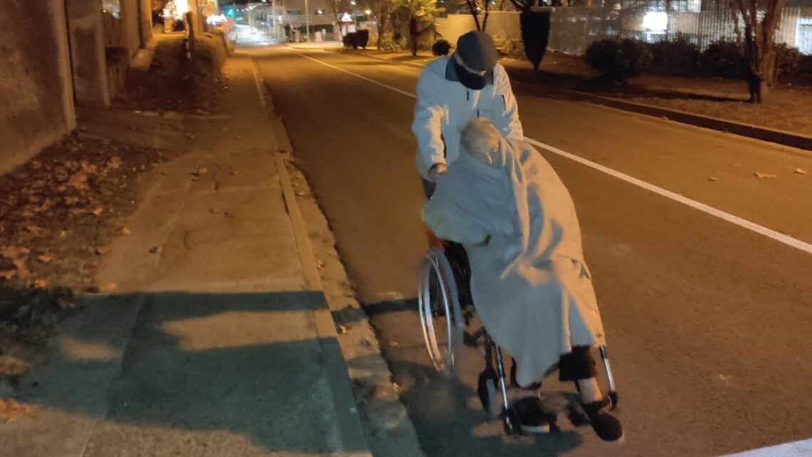 Un anciano de 94 años lleva a su mujer con Alzheimer en silla de ruedas hasta la residencia por falta de ambulancias