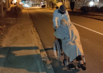 Un anciano de 94 años lleva a su mujer con Alzheimer en silla de ruedas hasta la residencia por falta de ambulancias