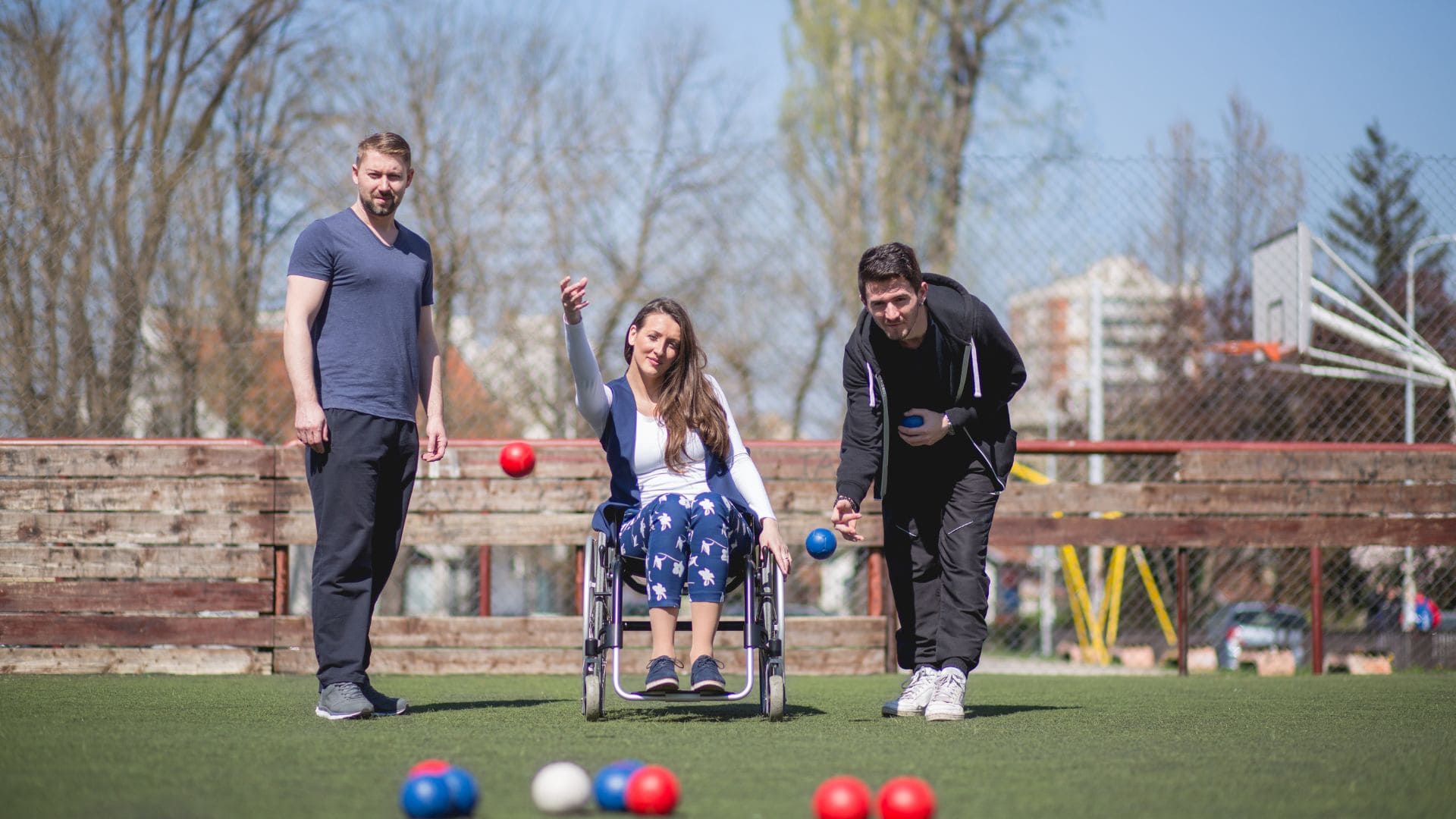 Persona con discapacidad jugando a la boccia