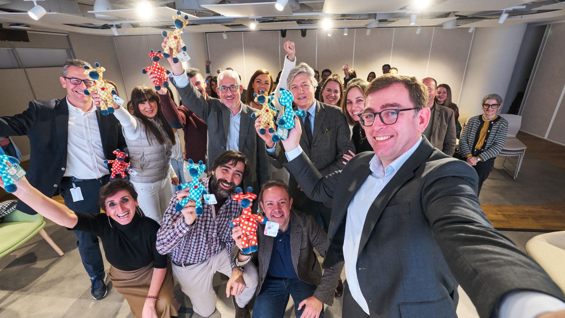 Carrefour y Juguetes Famosa presentan sus nuevos peluches solidarios ‘TeVEO’ a favor del cáncer infantil