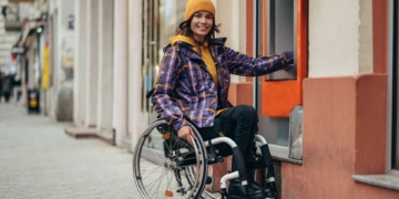 Las personas con discapacidad y mayores no tendrán que pagar comisiones bancarias por retirar dinero