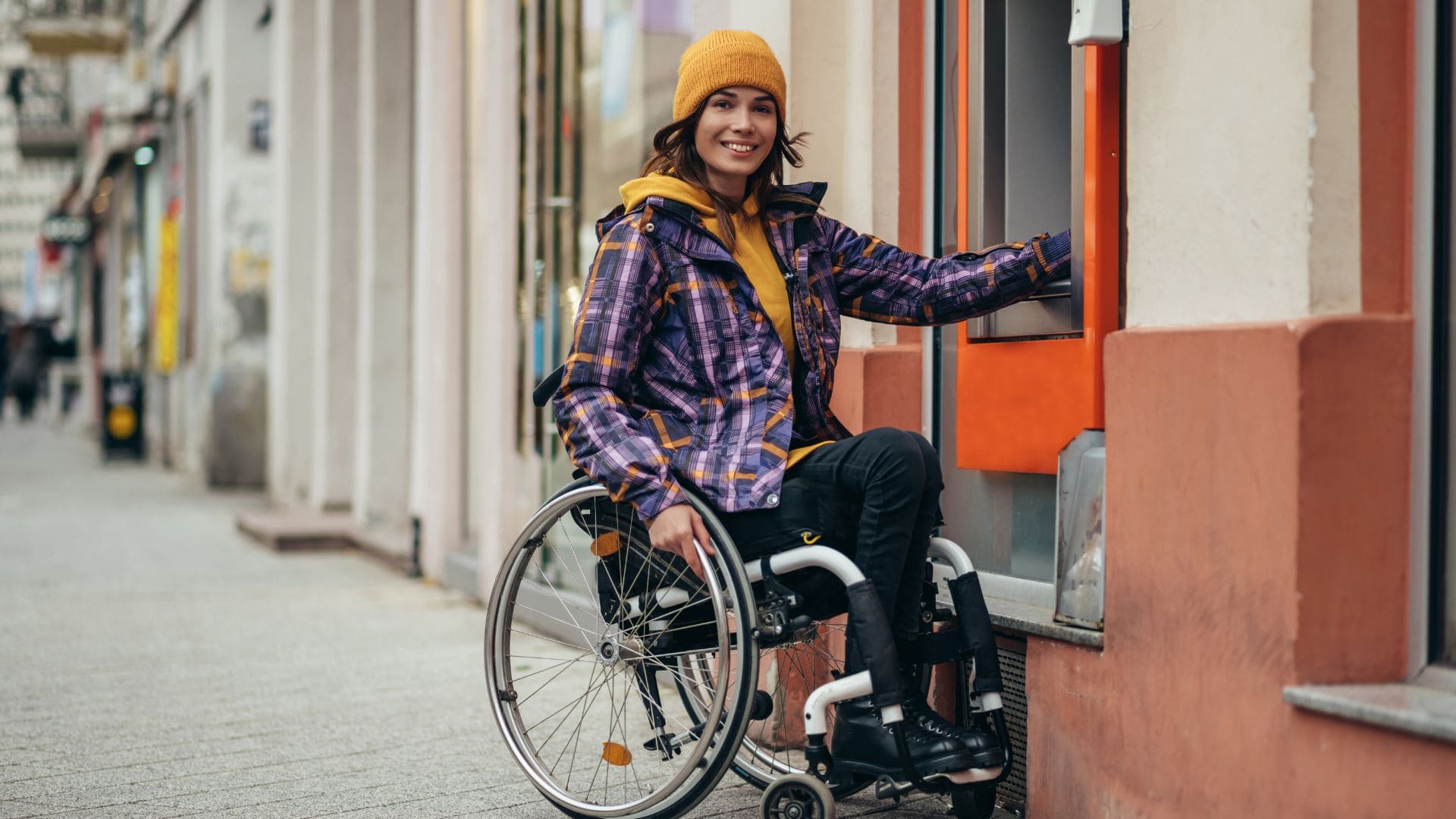 Las personas con discapacidad y mayores no tendrán que pagar comisiones bancarias por retirar dinero