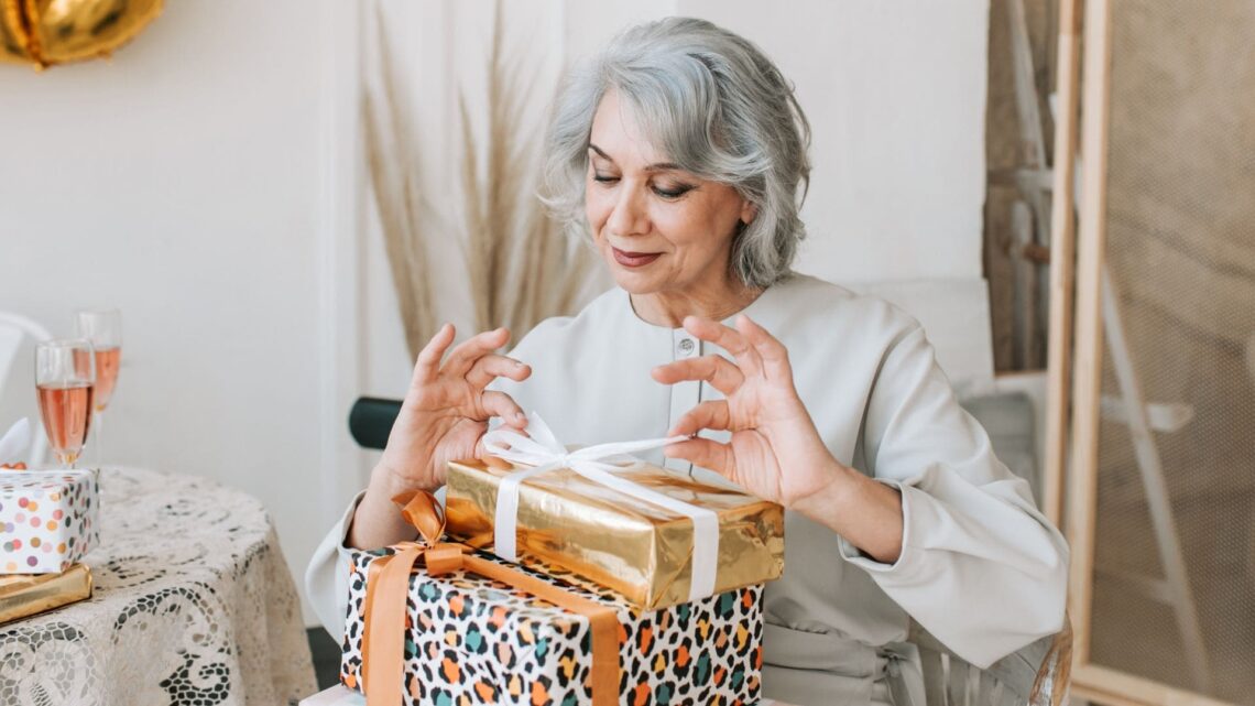 Te contamos como elegir el regalo perfecto para las personas mayores en Navidad