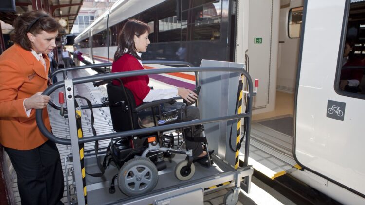 ADIF bate récord de asistencia a viajeros con discapacidad en 2023