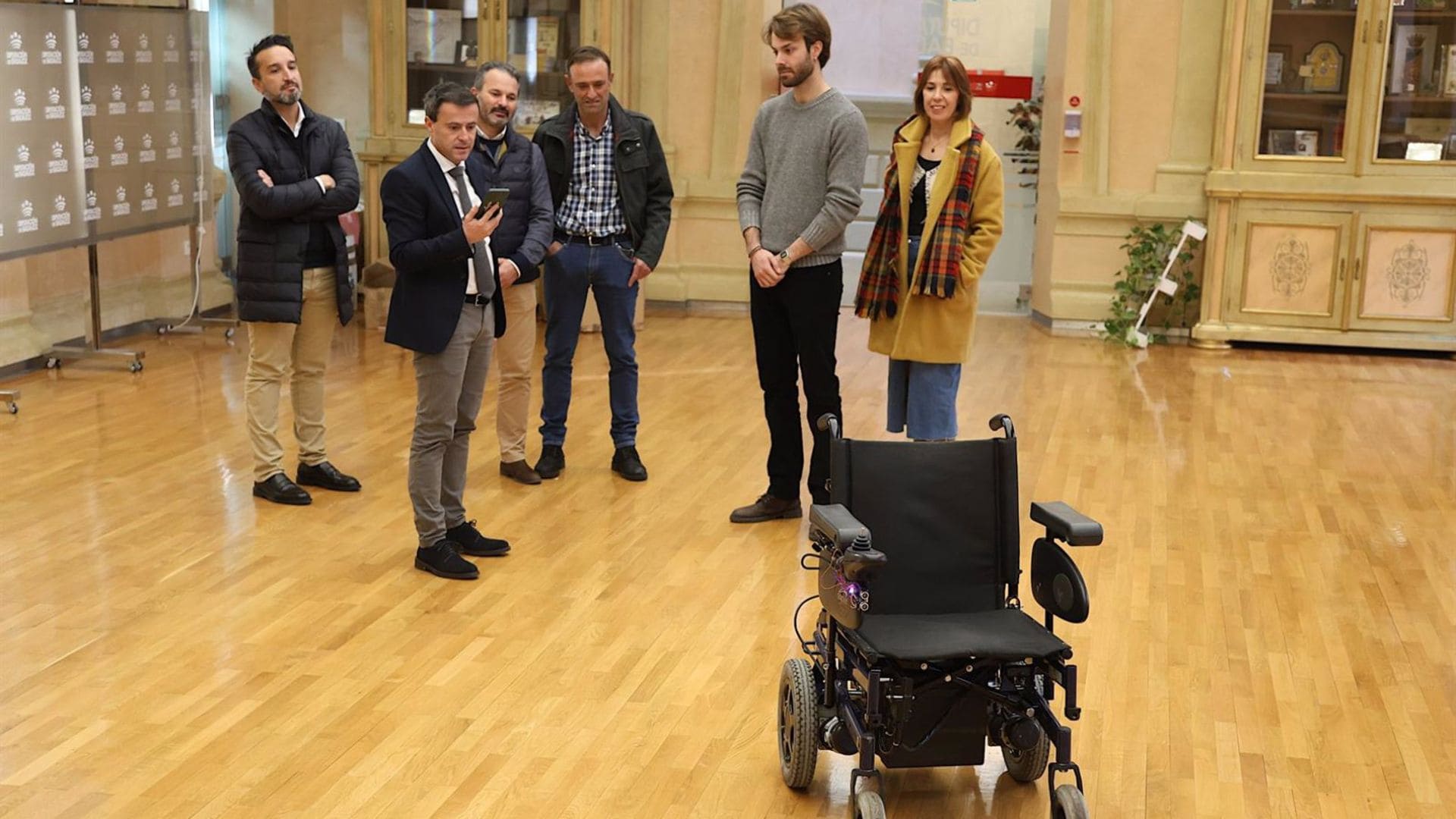 La primera silla de ruedas que funciona con voz en el mundo se crea en España
