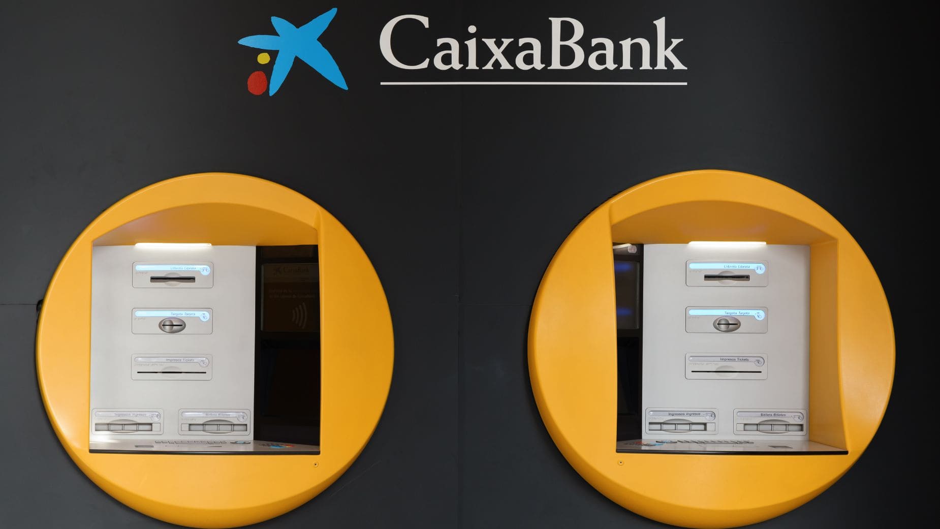 CaixaBank es el banco que más cajeros automáticos tiene en España