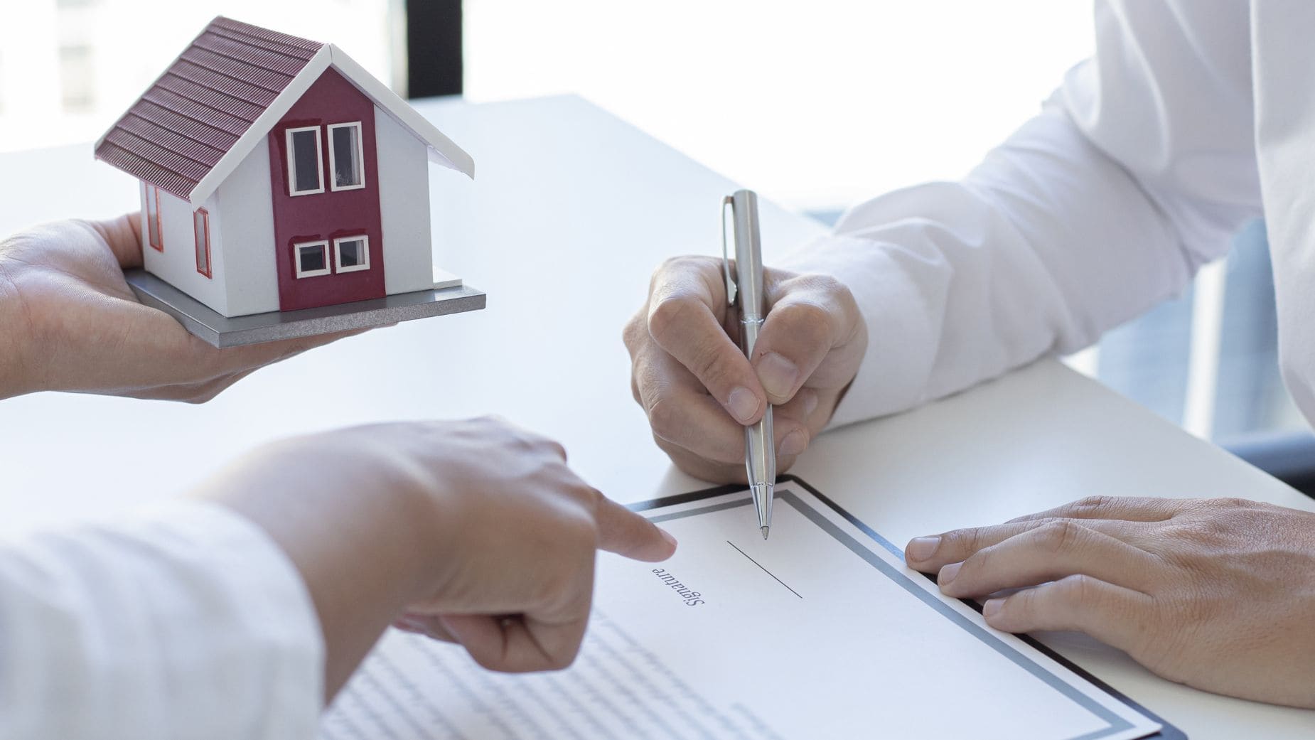 Cuidado con el contrato de alquiler que firmas a la hora de arrendar una vivienda