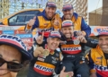 Isidre Esteve con su equipo a la conclusión del Rally Dakar 2024