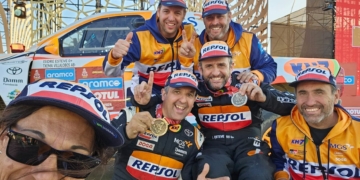 Isidre Esteve con su equipo a la conclusión del Rally Dakar 2024