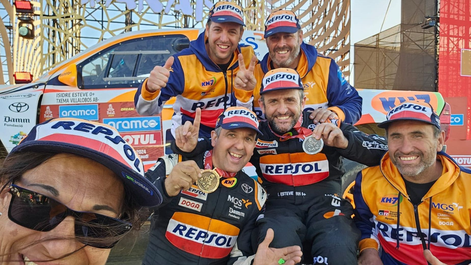 Isidre Esteve con su equipo a la conclusión del Rally Dakar 2024