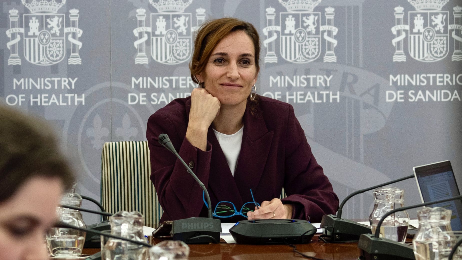 Mónica García ministra de Sanidad Seguridad Social gafas lentillas