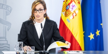 Mónica García ministra de Sanidad Seguridad Social gafas lentillas