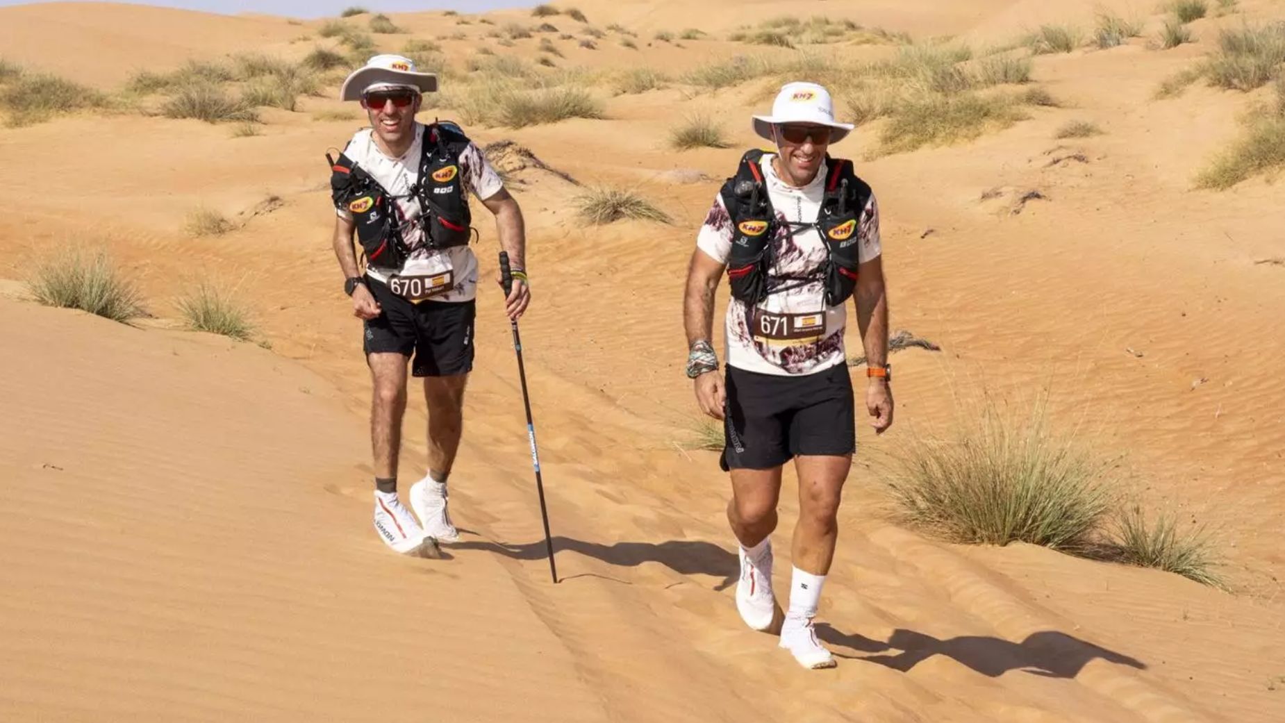 Pol Makuri y Albert Jorquera durante la dura prueba de la Oman Desert Marathon