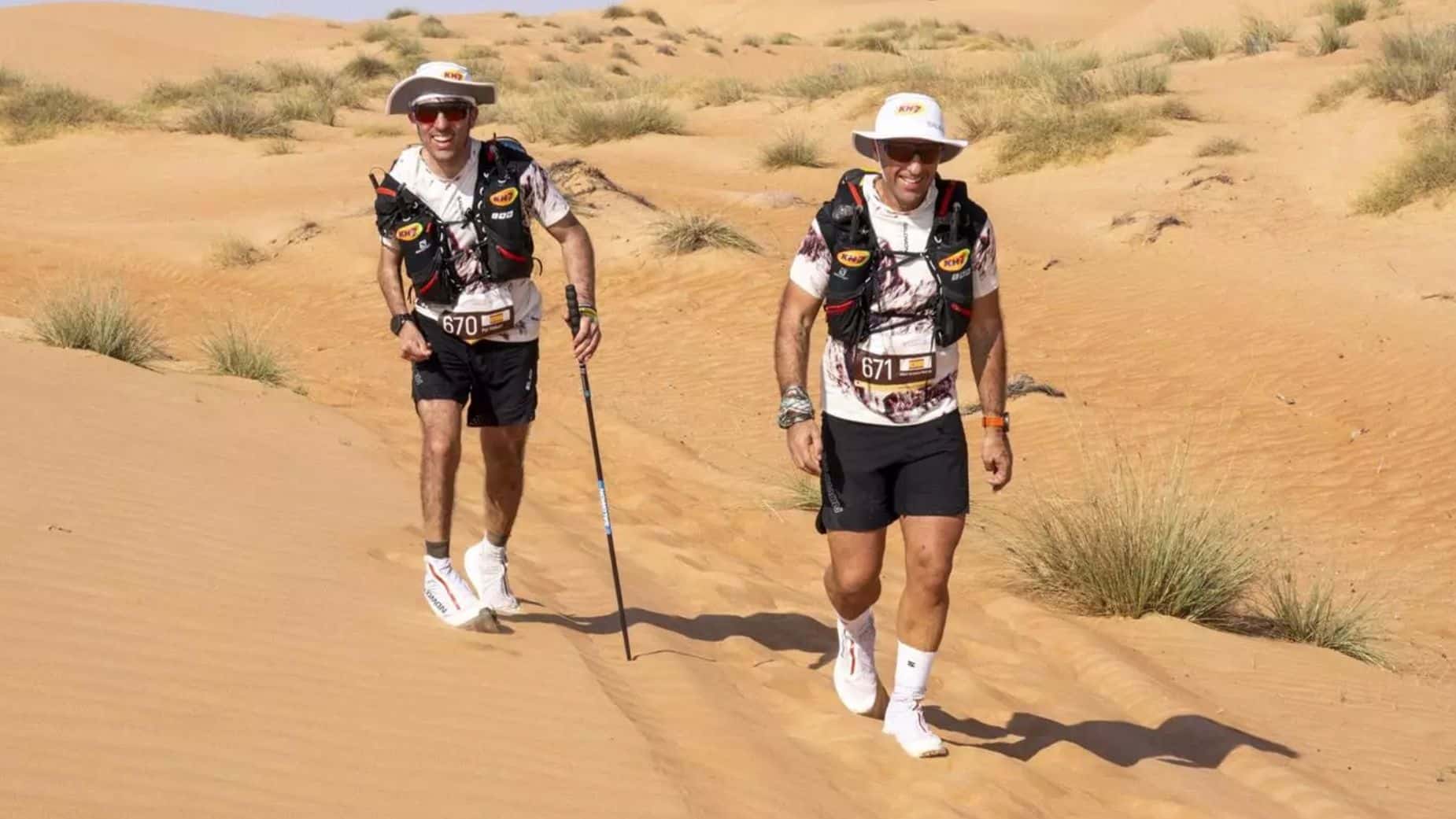 Pol Makuri y Albert Jorquera durante la dura prueba de la Oman Desert Marathon