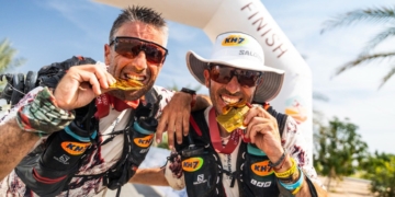 Pol Makuri y Albert Jorquera tras acabar la dura prueba de la Oman Desert Marathon
