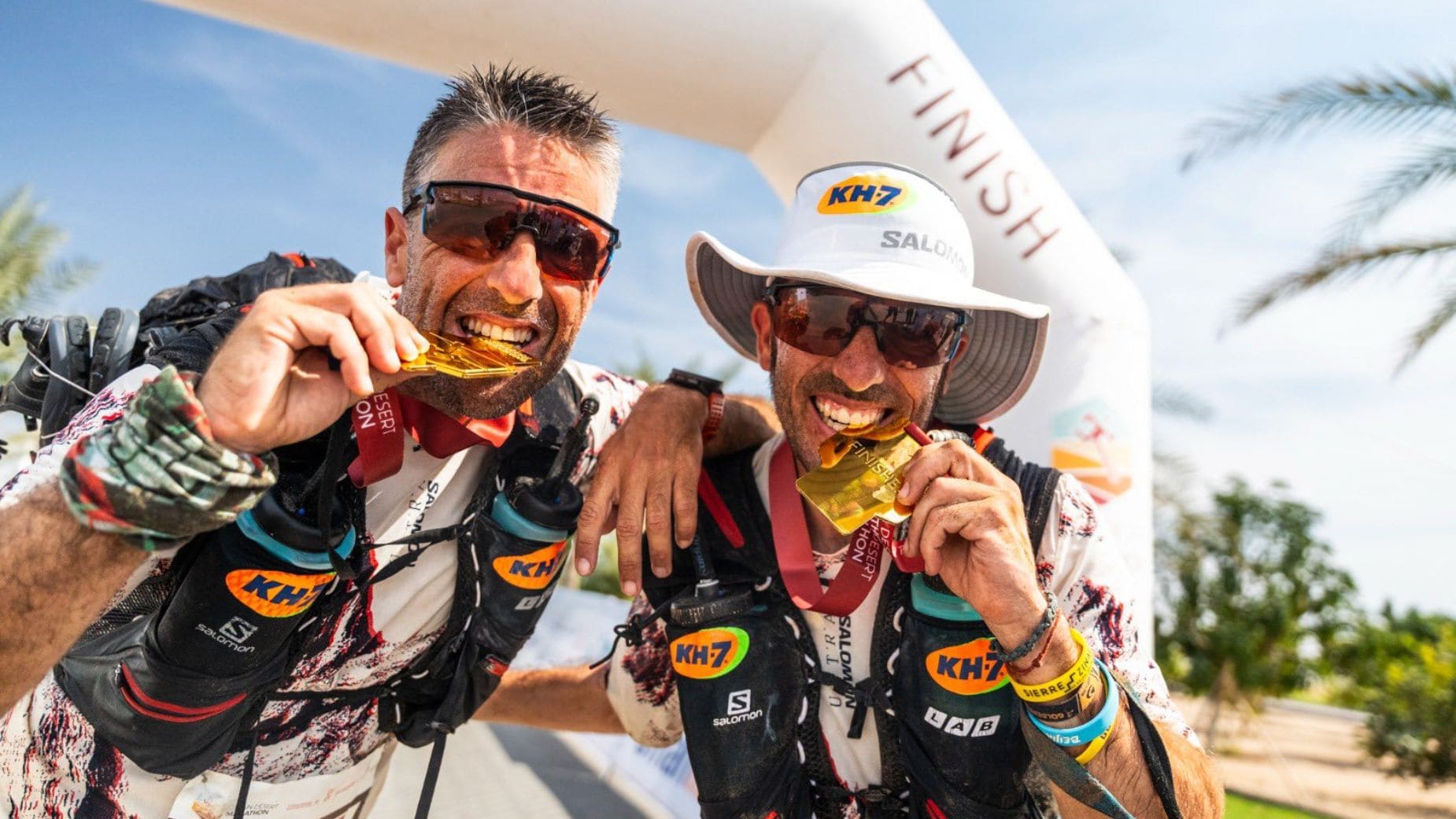 Pol Makuri y Albert Jorquera tras acabar la dura prueba de la Oman Desert Marathon